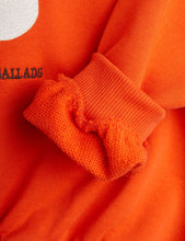 Lade das Bild in den Galerie-Viewer, Hinweis Bestickter Sweatshirt Rot, GOTS Bio-Baumwolle