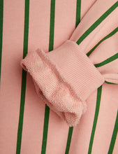 Lade das Bild in den Galerie-Viewer, Vertikal gestreiftes AOP Sweatshirt Pink, GOTS Bio-Baumwolle