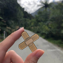 Lade das Bild in den Galerie-Viewer, Emaille Pin ''Gips''