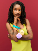 Lade das Bild in den Galerie-Viewer, Smiley ECO Flauschiger Taschenanhänger, Gelb