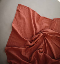 Lade das Bild in den Galerie-Viewer, Wickeltuch Bio-Musselin ''Herbstgelb''