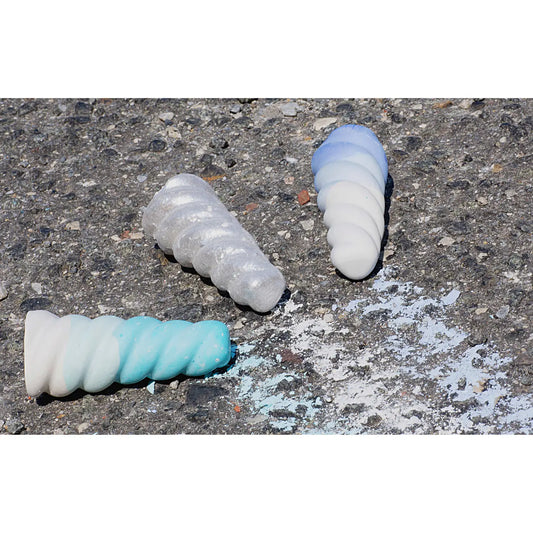 Twee Gehwegkreide ''Narwhal Horns''
