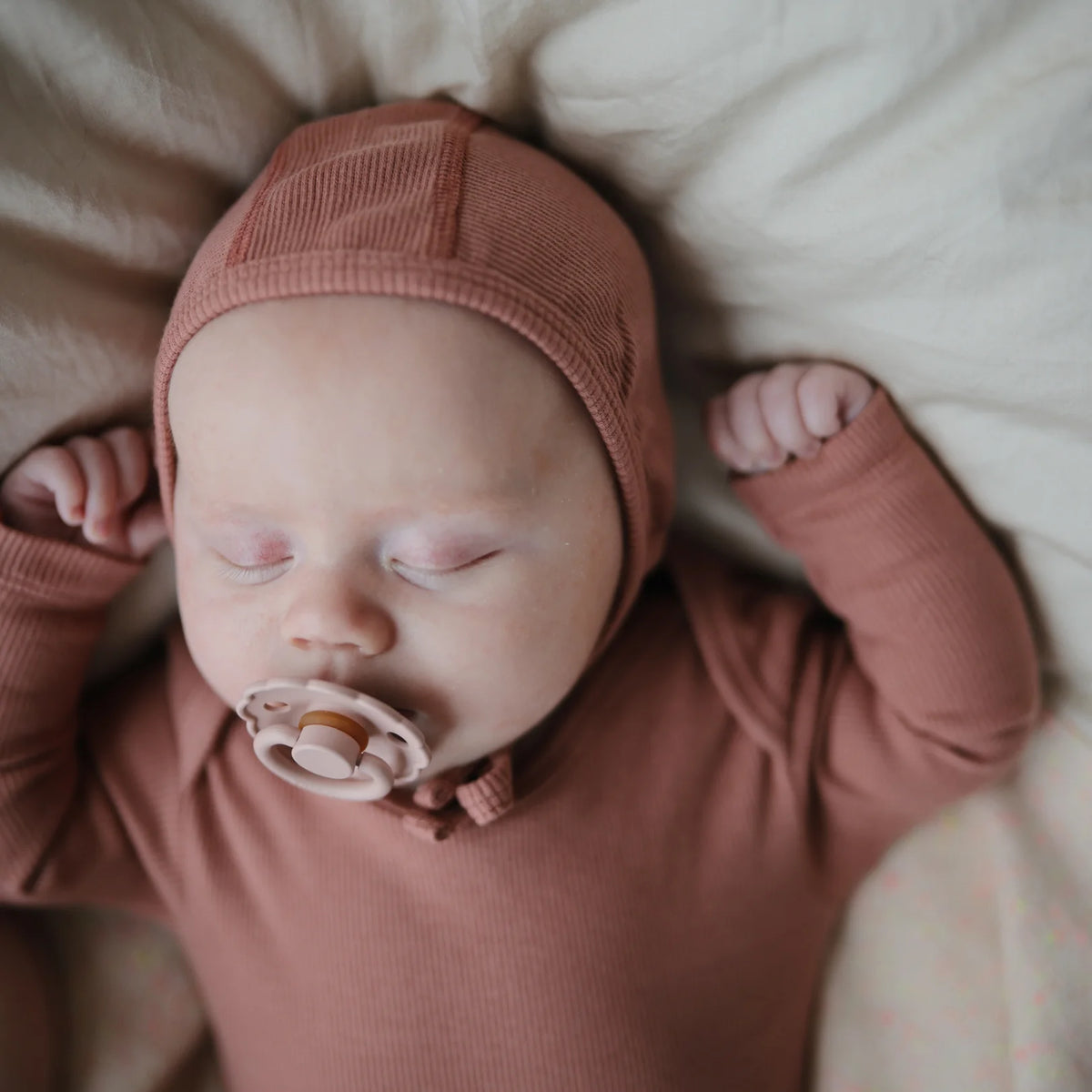 Babyhaube aus Bio-Baumwolle ''Verschiedene Farben''