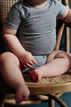 Lade das Bild in den Galerie-Viewer, Baby Body ''Blau Grau Creme'' GOTS Bio-Baumwolle