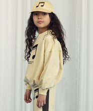 Lade das Bild in den Galerie-Viewer, Hinweis Bestickter Sweatshirt Gelb, GOTS Bio-Baumwolle