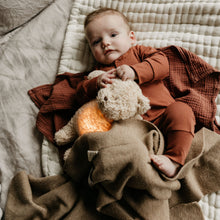 Lade das Bild in den Galerie-Viewer, Moonie Humming Organic Bär 2.0 mit Lampe „Caramel Natur“