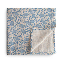 Lade das Bild in den Galerie-Viewer, Pucktuch aus Bio-Musselin, blaue Blumen