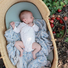 Lade das Bild in den Galerie-Viewer, Pucktuch aus Bio-Musselin, blaue Blumen