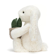 Lade das Bild in den Galerie-Viewer, Jellycat Cream Bunny mit Pflanze, Kuscheltier