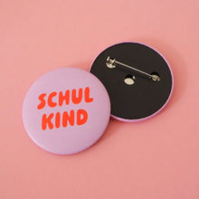 Load image into Gallery viewer, Button ''Schulkind'' Lilac