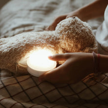 Lade das Bild in den Galerie-Viewer, Moonie summender Bio-Bär mit Lampe ''Sand Natur''