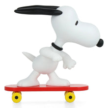 Load image into Gallery viewer, UDF Peanuts S17 Figure ''Skateboard Snoopy''