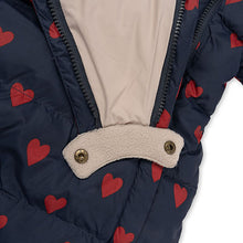 Lade das Bild in den Galerie-Viewer, Baby Daunen Onesie ''Mon Amour''