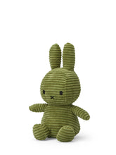 Lade das Bild in den Galerie-Viewer, Miffy Plüschtier „Miffy sitzend Eco Corduroy Olivgrün“ 23 cm

