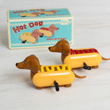 Lade das Bild in den Galerie-Viewer, Aufzieh-Rennwagen „Hot Dog“

