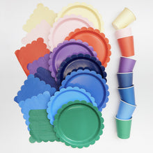 Lade das Bild in den Galerie-Viewer, Papierteller &quot;Regenbogen-Mix&quot; 23cm, 8er-Set
