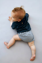 Lade das Bild in den Galerie-Viewer, Baby Bloomer „Blue Grey“ GOTS Bio-Baumwolle
