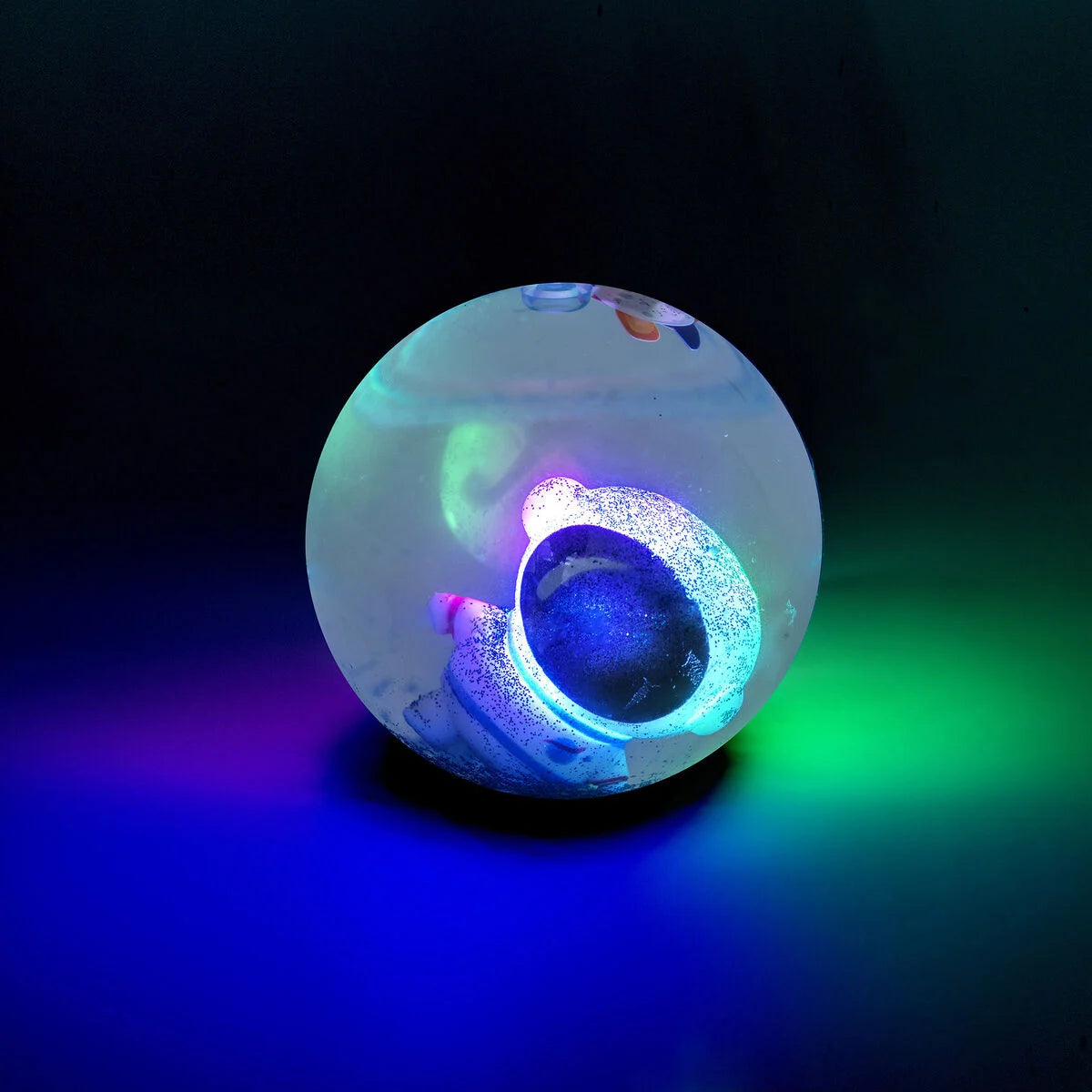 Leuchtender Springball, Weltraum
