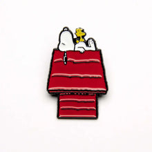 Lade das Bild in den Galerie-Viewer, Snoopy Enamel Pin, Doghouse
