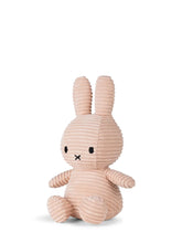 Lade das Bild in den Galerie-Viewer, Miffy Plüschtier „Miffy sitzend Eco Corduroy Nebelrosa“ 23 cm
