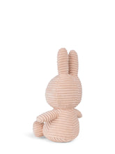 Lade das Bild in den Galerie-Viewer, Miffy Plüschtier „Miffy sitzend Eco Corduroy Nebelrosa“ 23 cm
