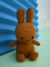 Lade das Bild in den Galerie-Viewer, Miffy Plüschtier „Miffy sitzend Eco Corduroy Zimt“ 23 cm
