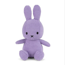 Lade das Bild in den Galerie-Viewer, Miffy Plüschtier &#39;&#39;Miffy sitzend Eco Corduroy Flieder&#39;&#39; 23cm
