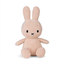 Lade das Bild in den Galerie-Viewer, Miffy Plüschtier „Miffy sitzend Eco Corduroy Nebelrosa“ 23 cm
