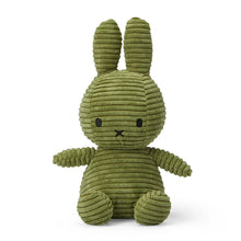 Lade das Bild in den Galerie-Viewer, Miffy Plüschtier „Miffy sitzend Eco Corduroy Olivgrün“ 23 cm
