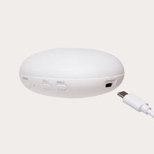 Lade das Bild in den Galerie-Viewer, Moonie Humming Organic Bär 2.0 mit Lampe „Caramel Natur“
