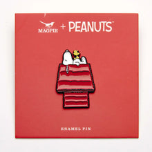 Lade das Bild in den Galerie-Viewer, Snoopy Enamel Pin, Doghouse
