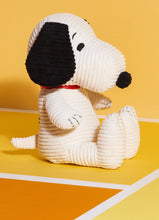 Lade das Bild in den Galerie-Viewer, Snoopy Sitzendes Cord-Creme in Geschenkbox, Stofftier

