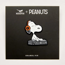 Lade das Bild in den Galerie-Viewer, Snoopy Enamel Pin, DJ
