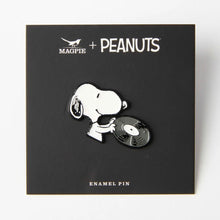 Lade das Bild in den Galerie-Viewer, Snoopy Enamel Pin, Record
