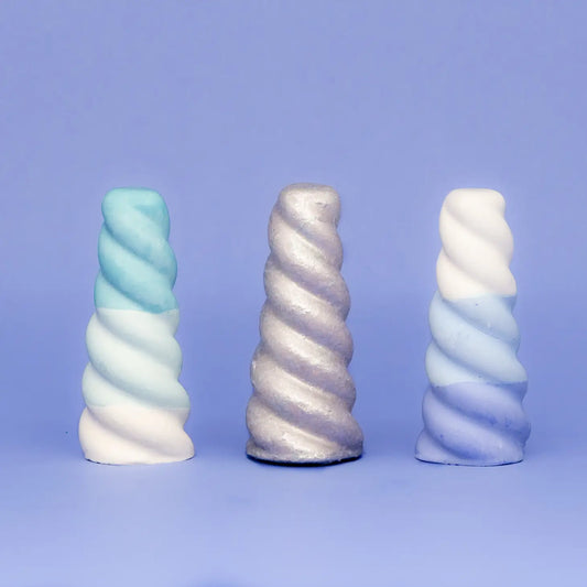 Twee Gehwegkreide ''Narwhal Horns''