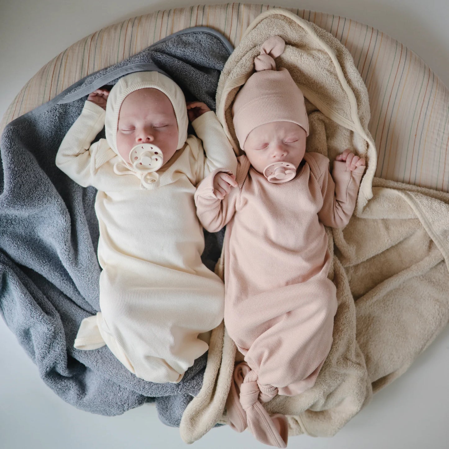 Babyhaube aus Bio-Baumwolle ''Verschiedene Farben''