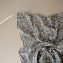Lade das Bild in den Galerie-Viewer, Pucktuch aus Bio-Musselin, blaue Blumen
