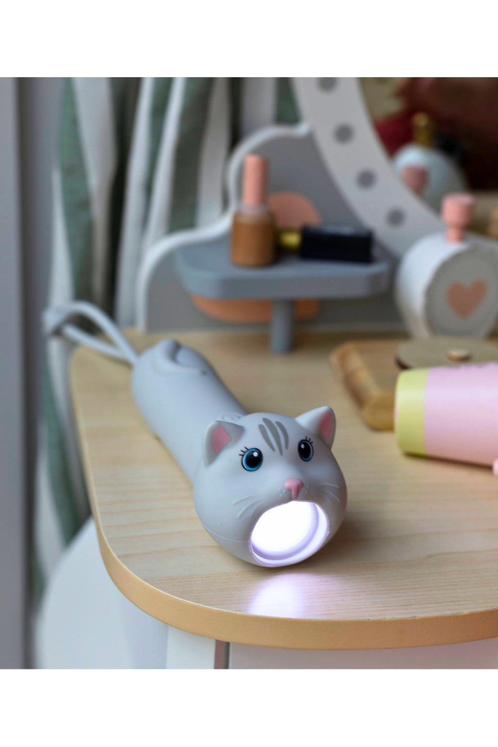 Flashlight, Mimi Cat