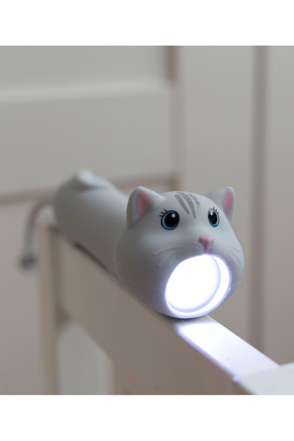 Flashlight, Mimi Cat