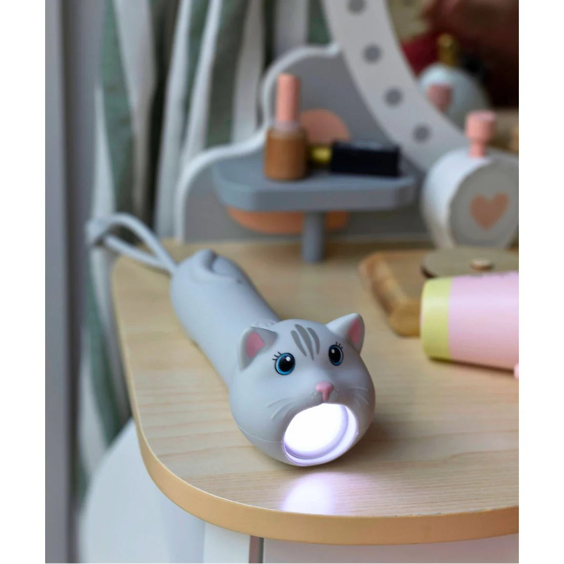Flashlight, Mimi Cat