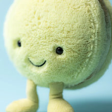 Lade das Bild in den Galerie-Viewer, Jellycat &#39;&#39;Amuseables Max Macaron Pistazie&#39;&#39; Plüschtier
