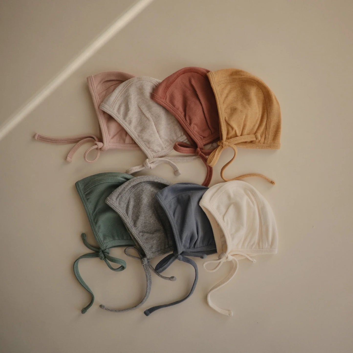 Babyhaube aus Bio-Baumwolle ''Verschiedene Farben''