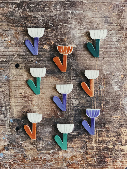 Handgefertigter ''Blumen-Pin'' aus Keramik