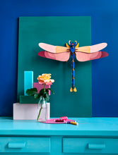 Lade das Bild in den Galerie-Viewer, 3D Wanddeko &#39;&#39;Rosa Libelle&#39;&#39;
