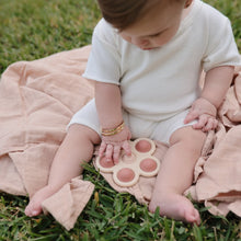 Lade das Bild in den Galerie-Viewer, Mushie Flower Press Toy &#39;&#39;Rose / Blush&#39;&#39;
